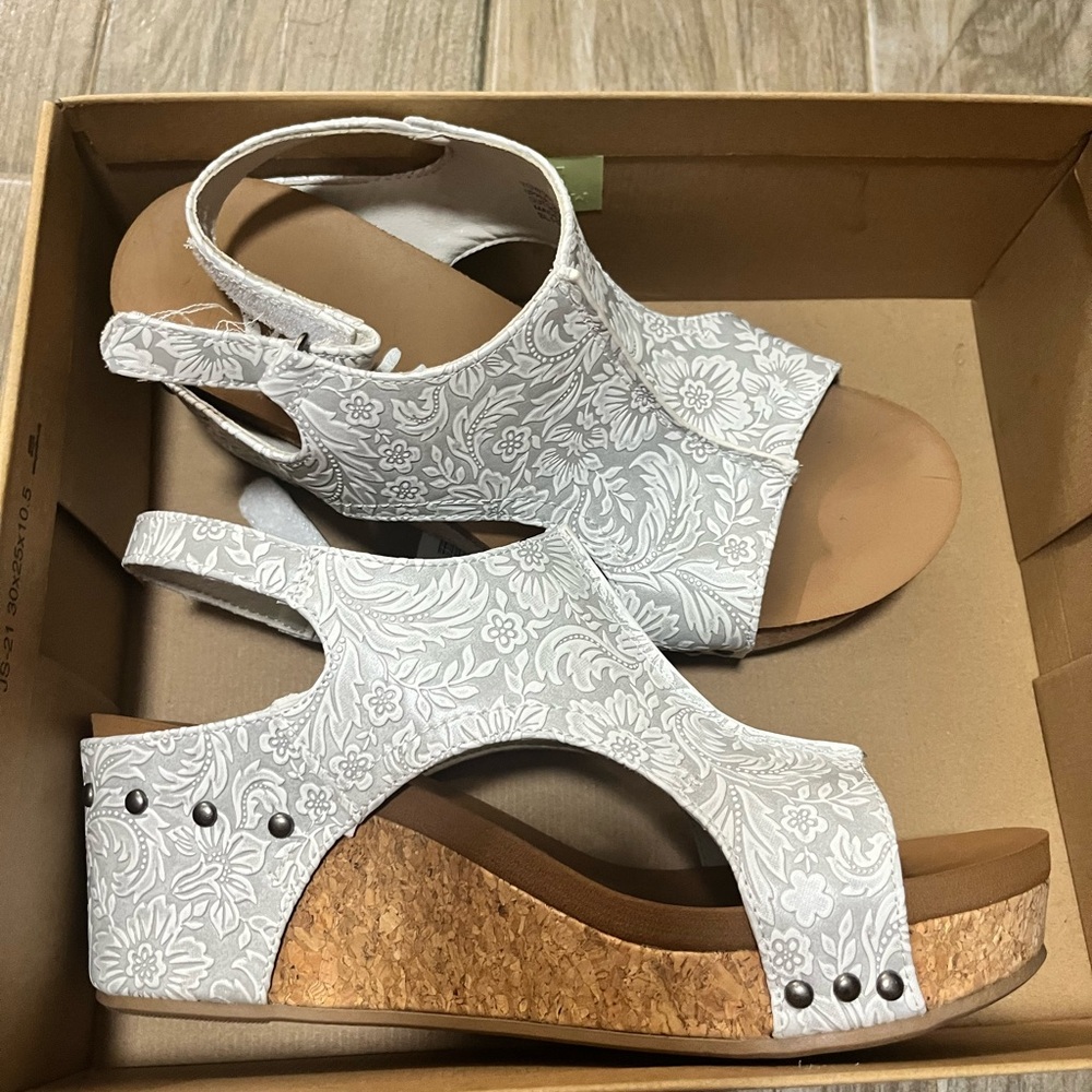 Very G White Floral Wedge Sandals